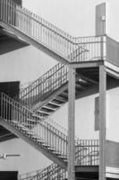 escalera en blanco y negro foto