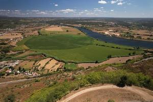 vista del río tajo en el distrito rural de santarem, portugal foto