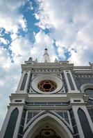 la catedral de la natividad de nuestra señora es una iglesia católica en la provincia de samut songkhram, tailandia. la iglesia es un lugar público donde las personas con creencias religiosas se reúnen para realizar rituales.