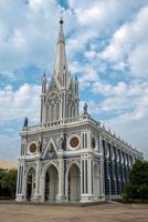 la catedral de la natividad de nuestra señora es una iglesia católica en la provincia de samut songkhram, tailandia. la iglesia es un lugar público en tailandia donde las personas con creencias religiosas se reúnen para realizar rituales.
