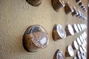 grano de café en botellas que decoran la pared. decoración de paredes en cafetería. foto