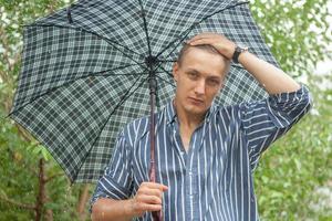 hombre con paraguas bajo la lluvia foto