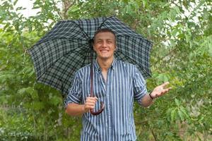 hombre con paraguas bajo la lluvia foto