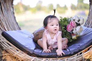 niña pequeña sentada con felicidad de 8 meses, retrato linda niña asia de 8 meses foto