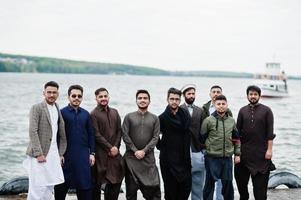 grupo de hombres paquistaníes vestidos con ropa tradicional salwar kameez o kurta. foto