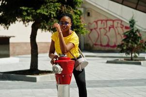 retrato de mujer afroamericana negra con camiseta amarilla. foto