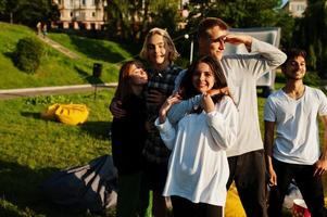 joven grupo multiétnico de personas en el cine al aire libre. foto