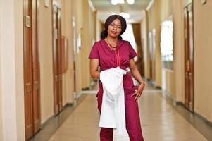 doctora africana profesional en el hospital. negocio de atención médica y servicio médico de áfrica. foto