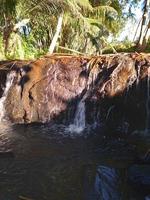 vista al río con hermosa cascada en la mañana soleada foto