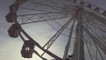 uma roda gigante no parque de diversões video