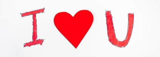 signo de amor, corazón rojo sobre un fondo blanco significa que el amor verdadero es un buen deseo para los que aman, la alegría de que sus seres queridos sean felices. foto