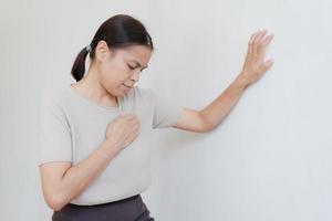 la mujer tiene una enfermedad del corazón y va al hospital urgente. foto