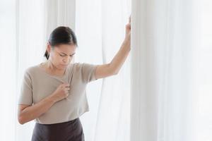 la mujer tiene una enfermedad del corazón y va al hospital urgente. foto