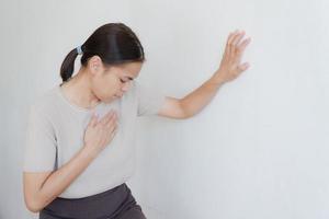 la mujer tiene una enfermedad del corazón y va al hospital urgente. foto