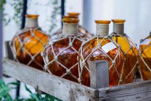 botellas naranjas para decoración de interiores en una caja de madera foto