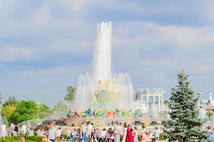 moscú, rusia, 2019 - flor de piedra de fuente en el parque vdnh en moscú contra el cielo azul en un día soleado de verano foto