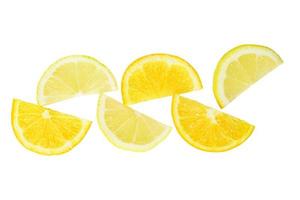 Rodaja de cítricos, naranjas y limones mitades aislado sobre fondo blanco, camino de recorte foto