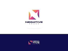 diseño del logotipo de la letra n con espacio negativo. resumen n logotipo o icono inicial en degradado colorido vector