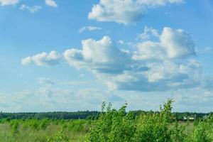 paisaje rural en un día soleado de verano. campo verde y hermoso cielo con nubes. foto