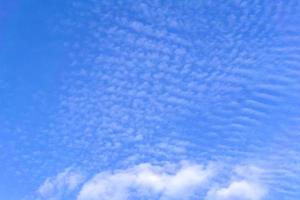 blye sky with white fluffy clouds background photo