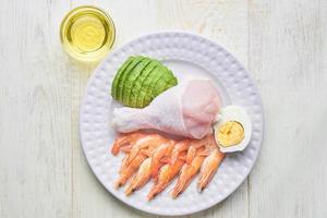 concepto de comida cetogénica - plato con comida cetogénica alta en grasas foto