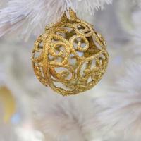 fondo de vacaciones de navidad y año nuevo. árbol de navidad blanco decorado con bola de oro. concepto de celebración foto