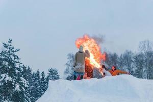 región de moscú, rusia, 2018 - celebración del carnaval ruso. quema de espantapájaros por el honor del final del invierno. foto