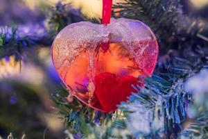 fondo de vacaciones de navidad y año nuevo. árbol de navidad decorado con corazón rojo. concepto de celebración foto