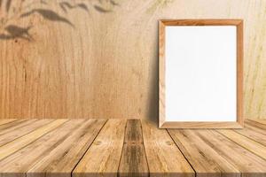 póster de dos papeles en blanco sobre suelo de madera y pared de hormigón, maqueta de plantilla para añadir su contenido, deje espacio lateral para mostrar el producto. foto