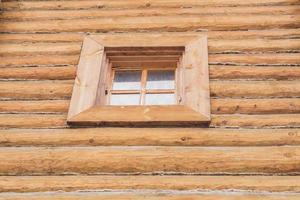 pared de troncos de madera con ventana, fondo. foto