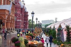 moscú, rusia, 2018 - festival de otoño en la plaza manezhnaya en el centro de moscú foto