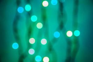 luces borrosas abstractas en el fondo en azul - concepto de celebración de navidad foto