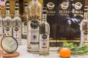 moscú, rusia, 2018 - beluga noble vodka ruso en exhibición en la tienda en la tienda de chicles foto