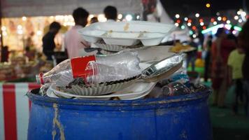 imagen de un cubo de basura lleno después de la fiesta. foto