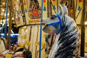 imagen del columpio de caballos en la feria. foto