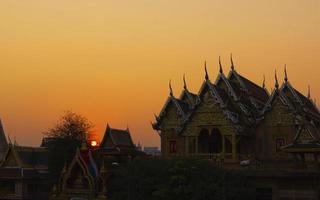 hermosa puesta de sol en el templo laksi, tailandia foto