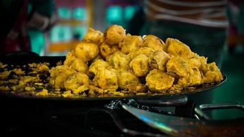 imagen de besan pakora en la calle india. foto