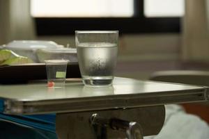 medicina y agua para el paciente ingresado en el hospital foto