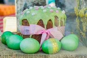 primer plano de pastel de pascua con glaseado y huevos de color verde. foto