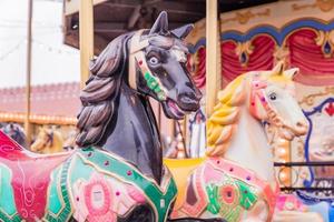 un par de caballos de carrusel antiguos. tiovivo en un parque de vacaciones. foto