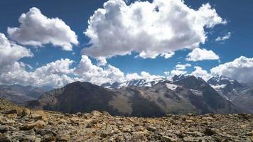 salvaje paisaje de alta montaña con nubes en movimiento video