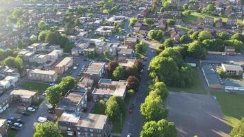 hermosa vista aérea y material de archivo en ángulo alto de la ciudad de luton del norte de inglaterra reino unido video