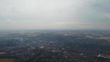 vista de alto ângulo de nuvens em movimento rápido video