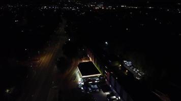 nachtelijke luchtfoto van Britse snelwegen met verlichte wegen en verkeer video