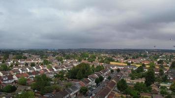 schöne luftaufnahme und hochwinkelaufnahmen der nördlichen stadt luton in england uk video