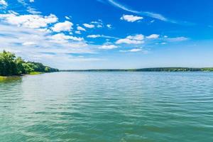 paisaje panorámico de verano del río volga en tver, rusia foto