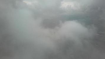 nuvole di pioggia in rapido movimento sopra la città britannica, filmati time lapse video