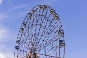 rueda de la fortuna en el soleado verano de sochi sobre fondo azul cielo nublado foto