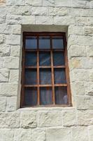 primer plano de una ventana de madera en la pared blanca foto