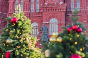 el monumento al mariscal georgy zhukov y árboles de navidad en el museo histórico en la plaza roja en moscú, rusia foto